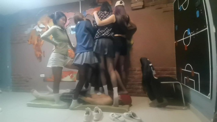 图片[3]_6人白棉袜群体踩踏_绳艺库视频下载