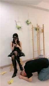 【婉儿】长靴黑丝S-吐口水/踩踏喂食【下】_绳艺库视频下载