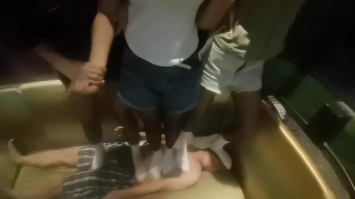 图片[6]_6人白棉袜群体踩踏_绳艺库视频下载