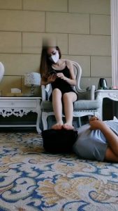 【多多】人肉坐垫/原味肉丝脚踩狗/高跟闻舔_绳艺库视频下载