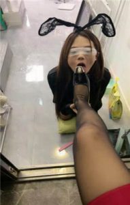 【橙宝】母畜-下跪发骚/闻舔黑丝高跟/掐脖/喝圣水_绳艺库视频下载