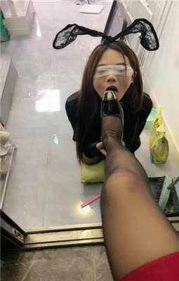 【橙宝】母畜-下跪发骚/闻舔黑丝高跟/掐脖/喝圣水_绳艺库视频下载