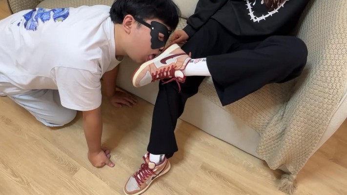 【无双工作室】素人系列二：给素人舔鞋底，鞋底喂食_绳艺库视频下载