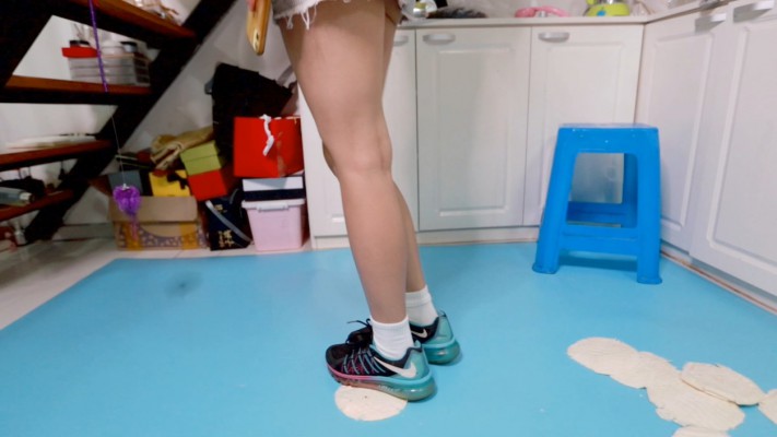 图片[8]_【芊芊】三双鞋踩馒头做狗脸 动态视角_绳艺库视频下载