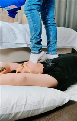 图片[11]_【萌宝儿】掐乳/帆布鞋白棉袜踩踏/深喉_绳艺库视频下载