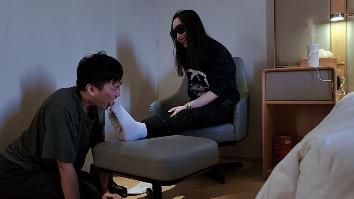 图片[3]_『红颜榜』羽神长靴臭棉袜虐奴喂食脚趾甲脚皮——人体垃圾桶系列（八）_绳艺库视频下载