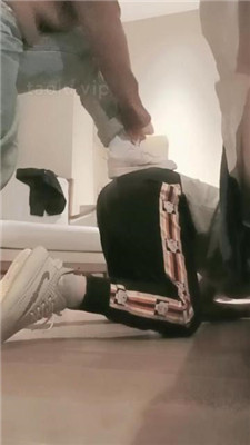 图片[2]_【陌初】狗链遛狗/运动鞋踩踏/白袜脚闻舔_绳艺库视频下载