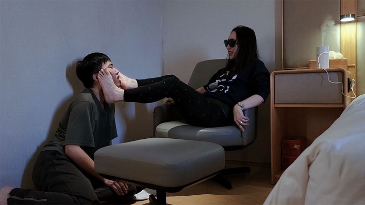 图片[8]_『红颜榜』羽神长靴臭棉袜虐奴喂食脚趾甲脚皮——人体垃圾桶系列（八）_绳艺库视频下载