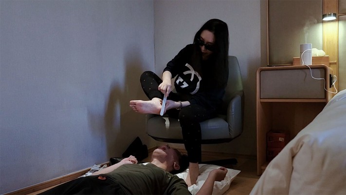 图片[9]_『红颜榜』羽神长靴臭棉袜虐奴喂食脚趾甲脚皮——人体垃圾桶系列（八）_绳艺库视频下载