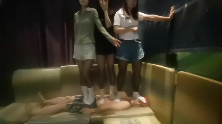 图片[5]_6人白棉袜群体踩踏_绳艺库视频下载