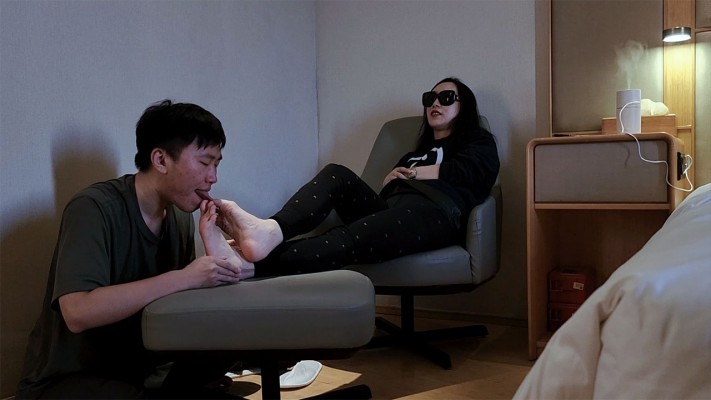 图片[13]_『红颜榜』羽神长靴臭棉袜虐奴喂食脚趾甲脚皮——人体垃圾桶系列（八）_绳艺库视频下载