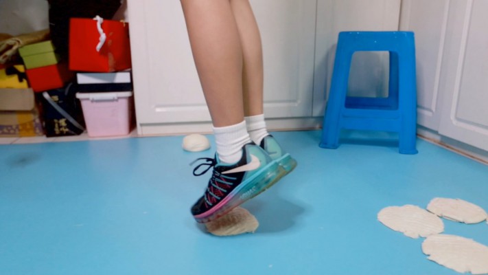 图片[10]_【芊芊】三双鞋踩馒头做狗脸 动态视角_绳艺库视频下载