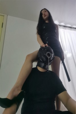 图片[3]_三人运动鞋全体重踩踏男M_绳艺库视频下载