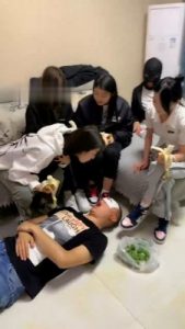 【精神小妹】4S学生主-运动鞋白袜/喂食呕吐_绳艺库视频下载