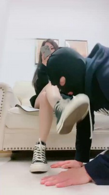 【甜一】高帮帆布鞋踩踏/吃口水/舔脏鞋/裸足插嘴_绳艺库视频下载