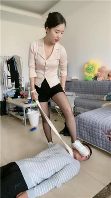 图片[19]_【嘉文】长靴重度踢踹/人体烟灰缸/耳光_绳艺库视频下载