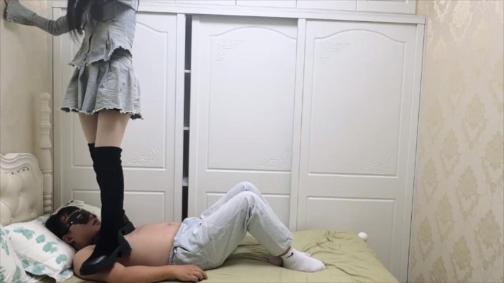 图片[4]_【无双工作室】素人系列三：素人妹子全体重踩踏+踩脖子踩手闻靴子_绳艺库视频下载