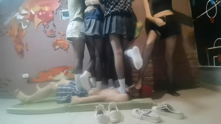 图片[4]_6人白棉袜群体踩踏_绳艺库视频下载