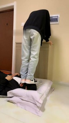 图片[2]_【精神小妹】6S学生主-重度全体重踩/踢踹_绳艺库视频下载