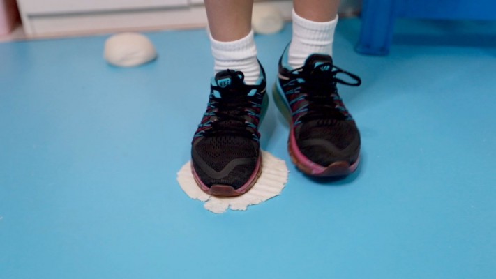 图片[6]_【芊芊】三双鞋踩馒头做狗脸 动态视角_绳艺库视频下载