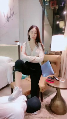 【夏芙】出差领导伺候-小白鞋白袜闻舔/鞭打/浴室虐_绳艺库视频下载