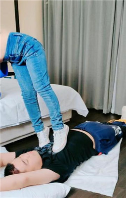 图片[8]_【萌宝儿】掐乳/帆布鞋白棉袜踩踏/深喉_绳艺库视频下载