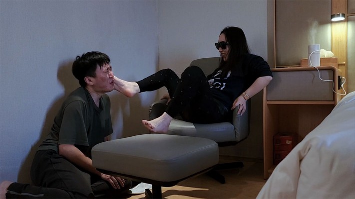 图片[6]_『红颜榜』羽神长靴臭棉袜虐奴喂食脚趾甲脚皮——人体垃圾桶系列（八）_绳艺库视频下载