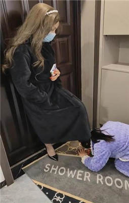 【夏恋】母畜伺候主人下班回家【双视角版】_绳艺库视频下载