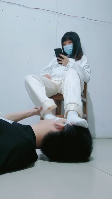 图片[2]_【可可黎黎子】素人学生主-白袜裸足踩脚垫_绳艺库视频下载