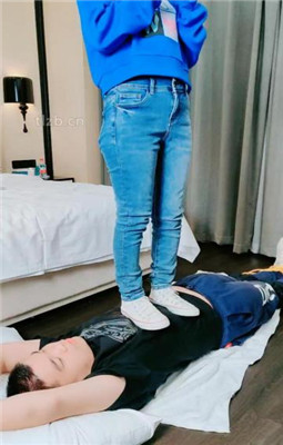 图片[3]_【萌宝儿】掐乳/帆布鞋白棉袜踩踏/深喉_绳艺库视频下载