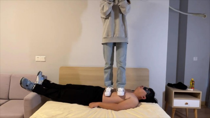 【00后小彤】牛仔裤贝壳头插嘴踩脸，在身上大跳_绳艺库视频下载