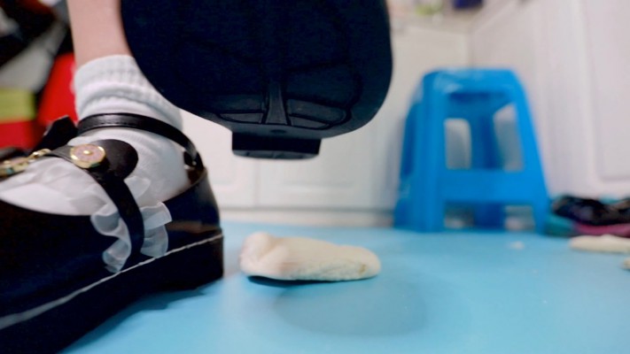 图片[19]_【芊芊】三双鞋踩馒头做狗脸 动态视角_绳艺库视频下载