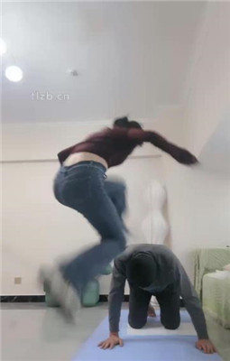 图片[2]_【不期而遇】舔脏鞋底闻白袜/重度踢踹_绳艺库视频下载