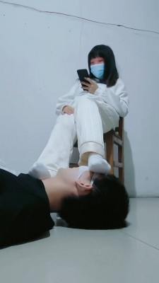 【可可黎黎子】素人学生主-白袜裸足踩脚垫_绳艺库视频下载