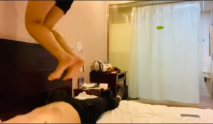 【小薇】素人高中生裸足白袜各种踩_绳艺库视频下载