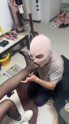 图片[14]_【狗哥】超狠艺术-运动鞋黑棉袜辱狗_绳艺库视频下载