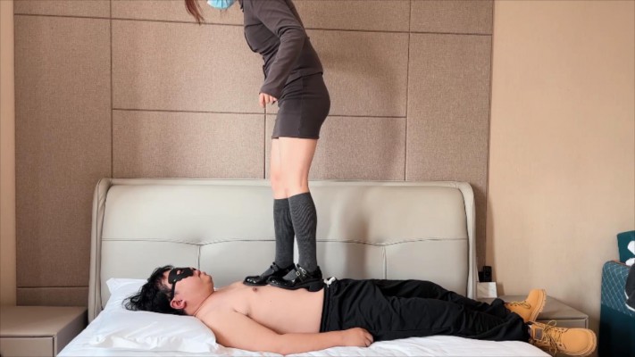 【无双sama】04年小主第一次踩毯子_绳艺库视频下载