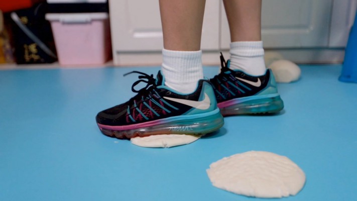 图片[3]_【芊芊】三双鞋踩馒头做狗脸 动态视角_绳艺库视频下载