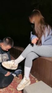 【三三】运动女神户外调-闻白袜/人肉座椅/舔脚趾/原味做口罩_绳艺库视频下载