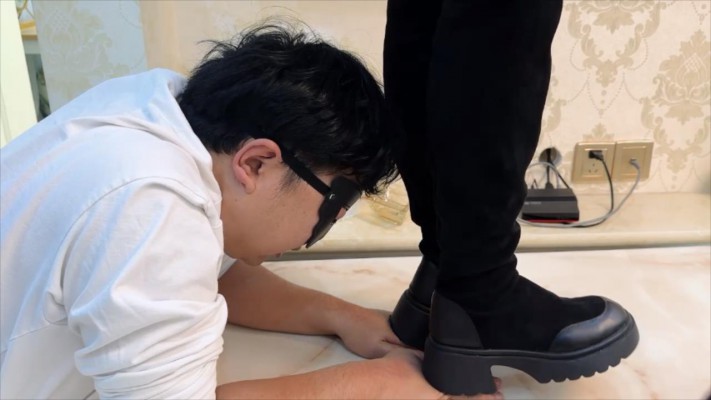 图片[7]_【无双工作室】素人系列三：素人妹子全体重踩踏+踩脖子踩手闻靴子_绳艺库视频下载