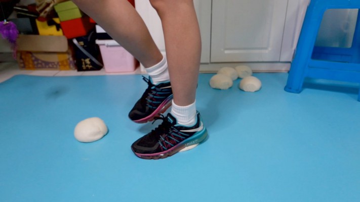 图片[4]_【芊芊】三双鞋踩馒头做狗脸 动态视角_绳艺库视频下载