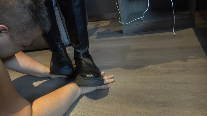 图片[2]_【领主老大】平底靴体罚折磨贱狗，踩脖子窒息_绳艺库视频下载