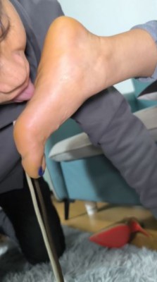 图片[4]_【女神学院·悦兮】狠舔裸足_绳艺库视频下载