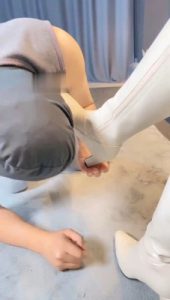 【冰诺】狗地毯舔长靴裸足_绳艺库视频下载