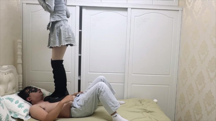 图片[5]_【无双工作室】素人系列三：素人妹子全体重踩踏+踩脖子踩手闻靴子_绳艺库视频下载