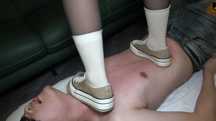 图片[4]_【彼岸花】帆布鞋白袜踩脸，白袜崇拜_绳艺库视频下载