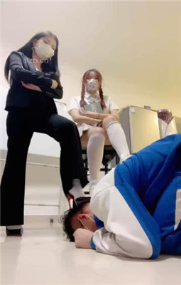 图片[2]_【雯雯】骚货同学闻同班女同学的臭袜子_绳艺库视频下载