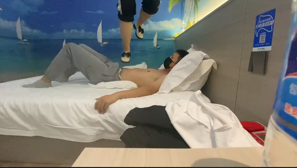 素人大学生小皮鞋跳踩全体重裸足踩脖子_绳艺库视频下载