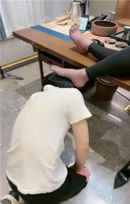 图片[4]_【花兮玥】茶室tj-跪舔高跟/圣水泡黑丝咀嚼_绳艺库视频下载