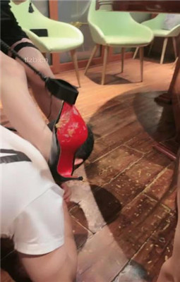 图片[5]_【一诺大小姐】情侣奴-奴下奴-桌底踩踏喂食/高跟踩虐_绳艺库视频下载